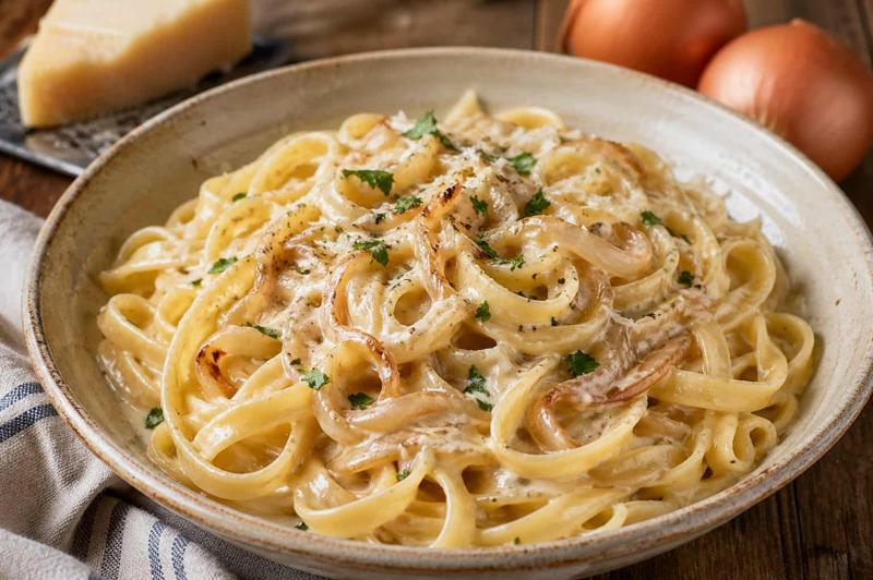 Tagliatelle with Cream and Onion Sauce